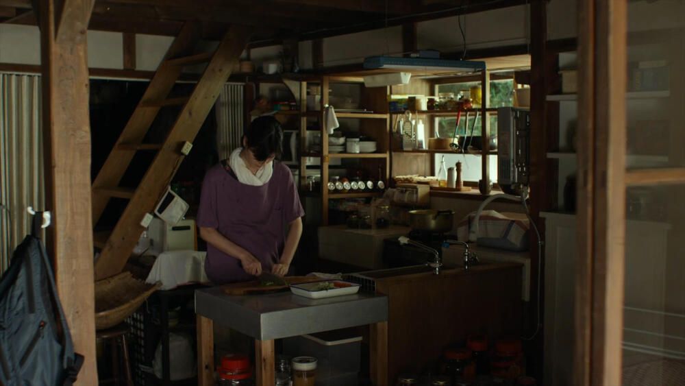 木质厨房里系着围裙切菜的女性