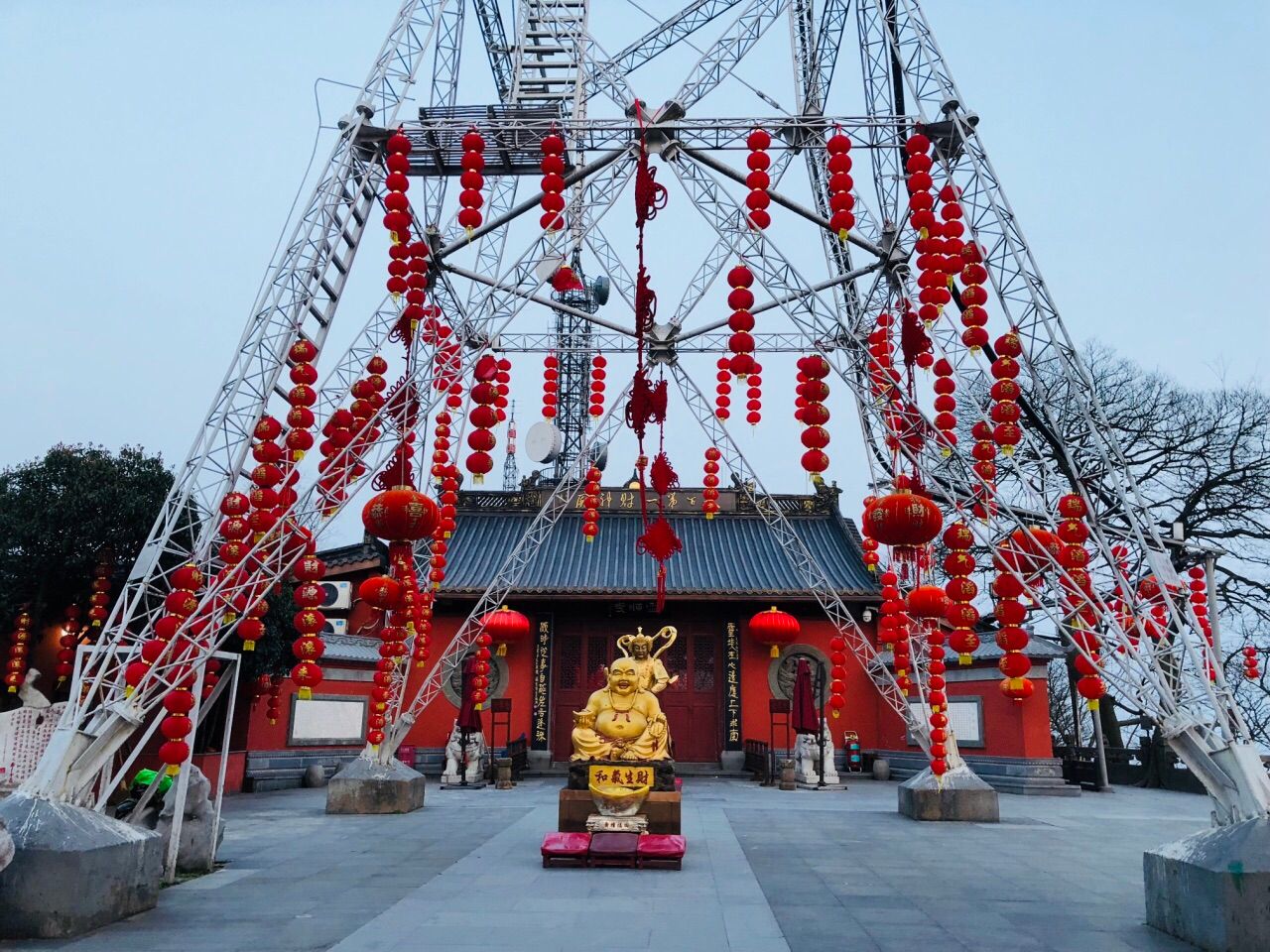 北高峰财神庙与山脊