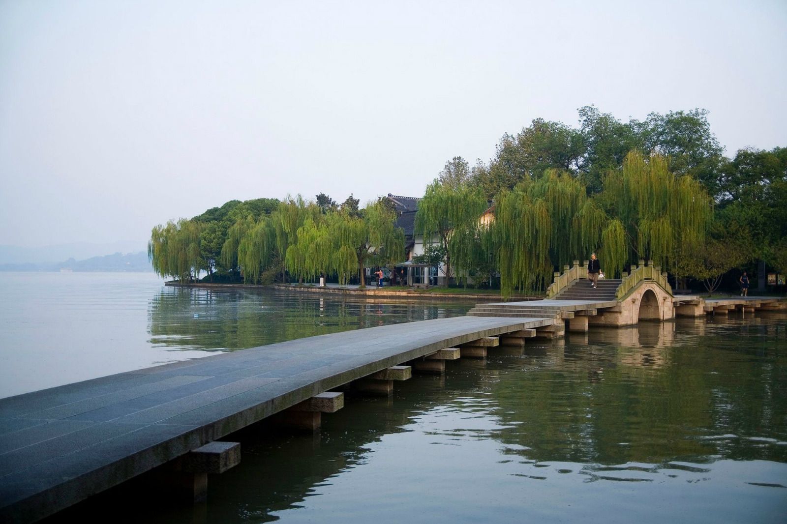杭州西湖苏堤全景，远山与湖面