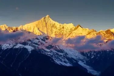梅里雪山日照金山