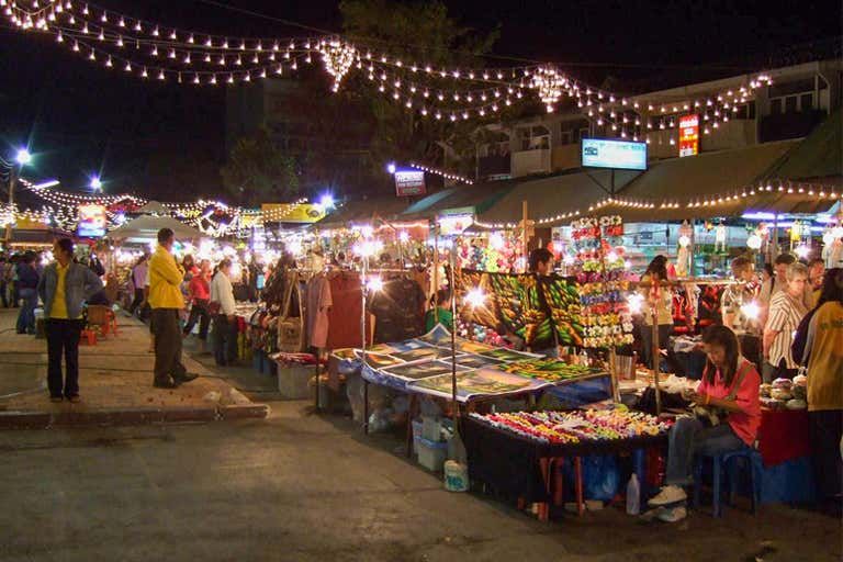 清迈夜市街景