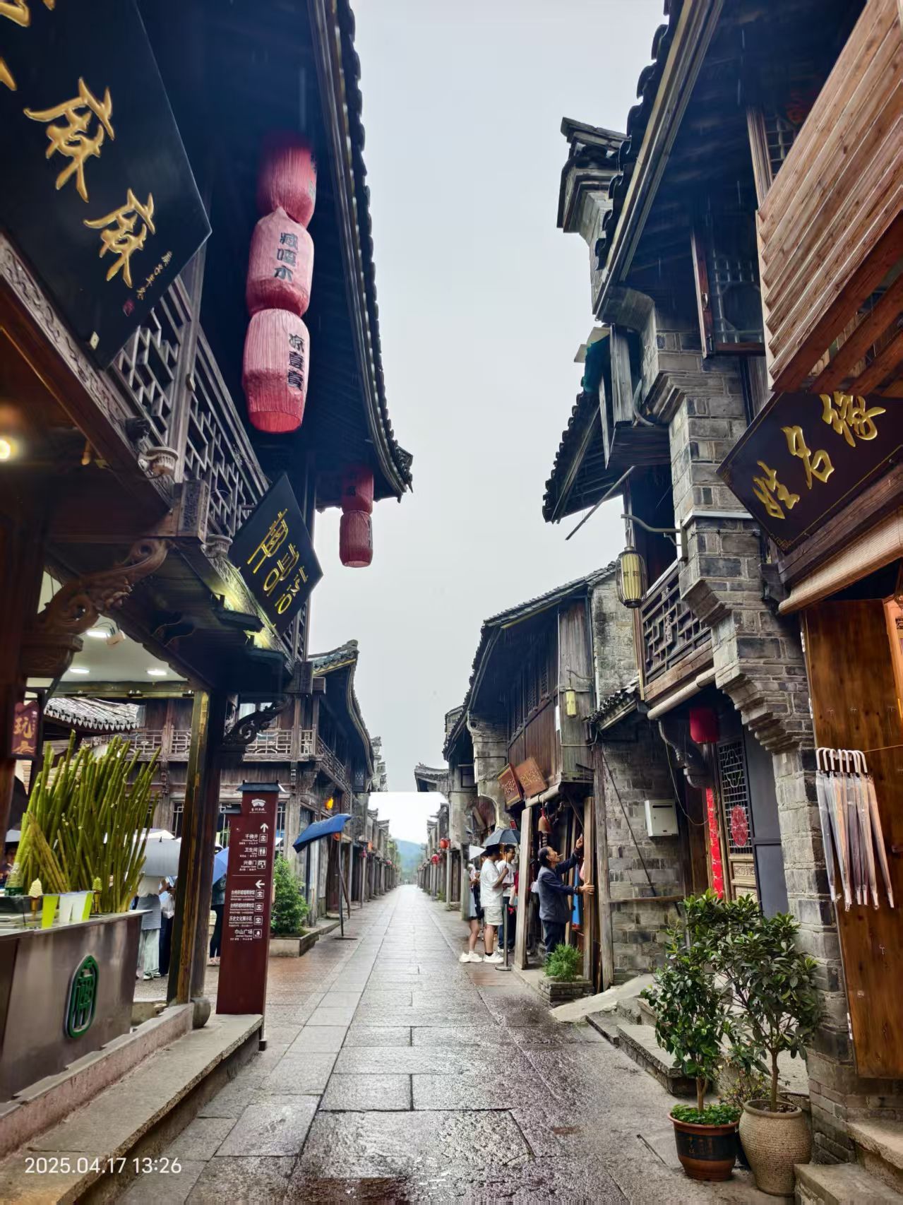 山塘街夜景，灯笼与水巷（示意配图）